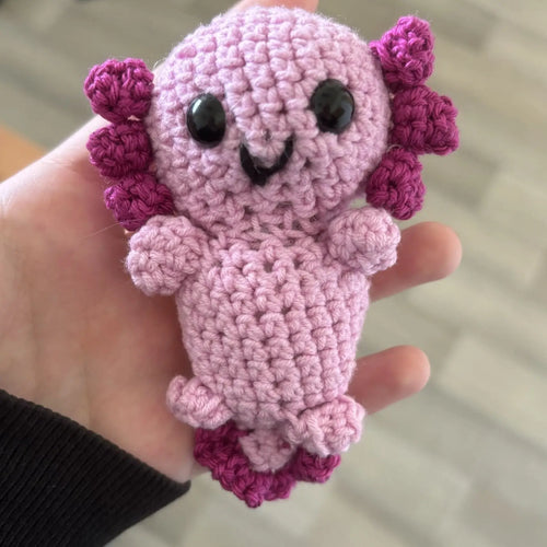 Roztomilý háčkovaný axolotl – handmade plyšák - Kitty Crochet