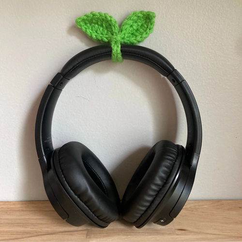 háčkované lístečky na sluchátka kawaii handmade dekorace na sluchátka zelený lístek doplněk