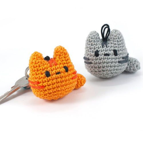 roztomilá háčkovaná kočička klíčenka handmade kawaii přívěsek na klíče nebo kabelku