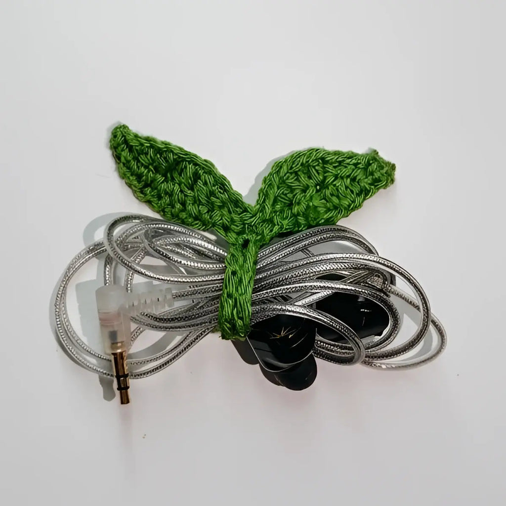 Ručně háčkovaný lísteček na kabel sluchátek – handmade organizér na sluchátka proti zamotání